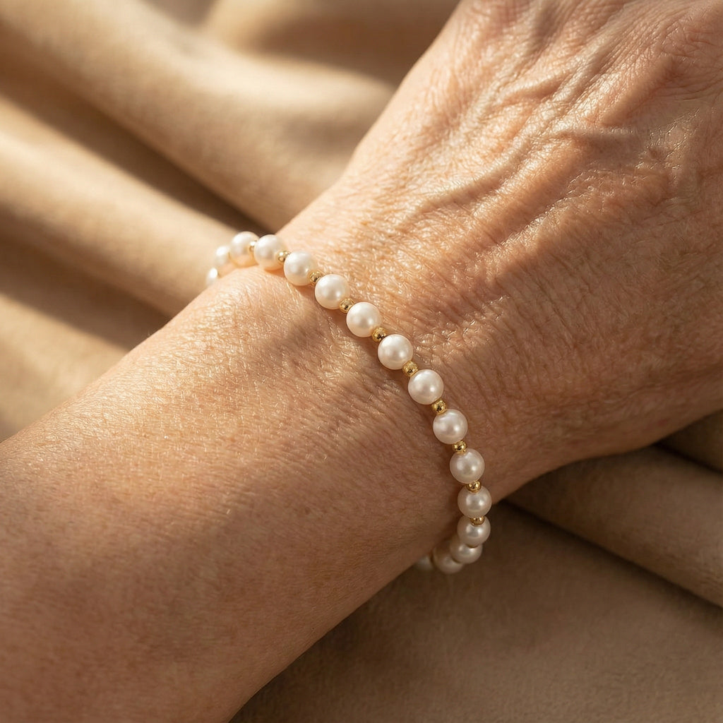 Amara - Women's Elegant Pearl Bracelet with Gold Accents