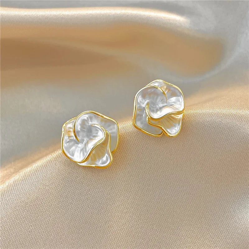 Elara - Women's Elegant Gold Pearl Stud Earrings