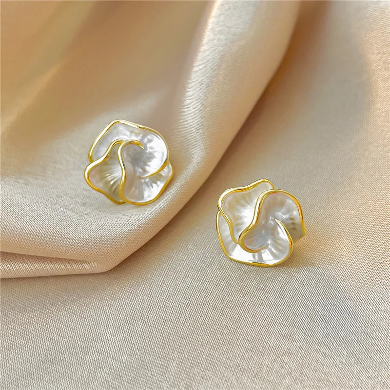 Elara - Women's Elegant Gold Pearl Stud Earrings