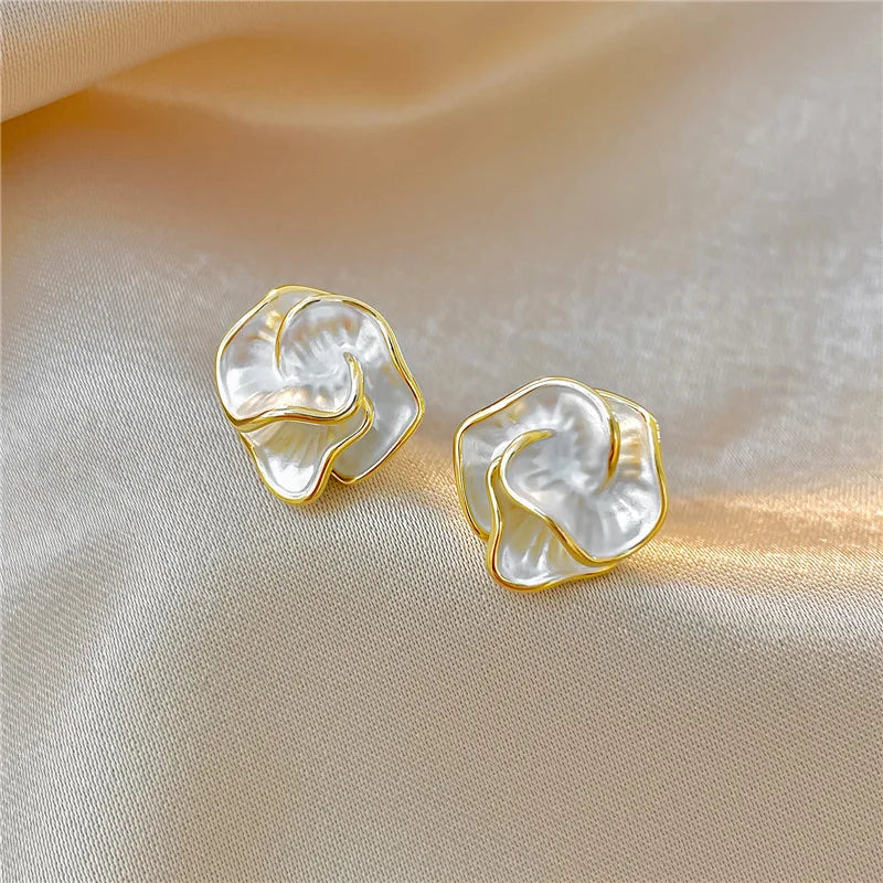 Elara - Women's Elegant Gold Pearl Stud Earrings