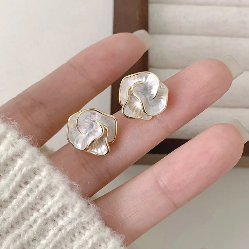 Elara - Women's Elegant Gold Pearl Stud Earrings