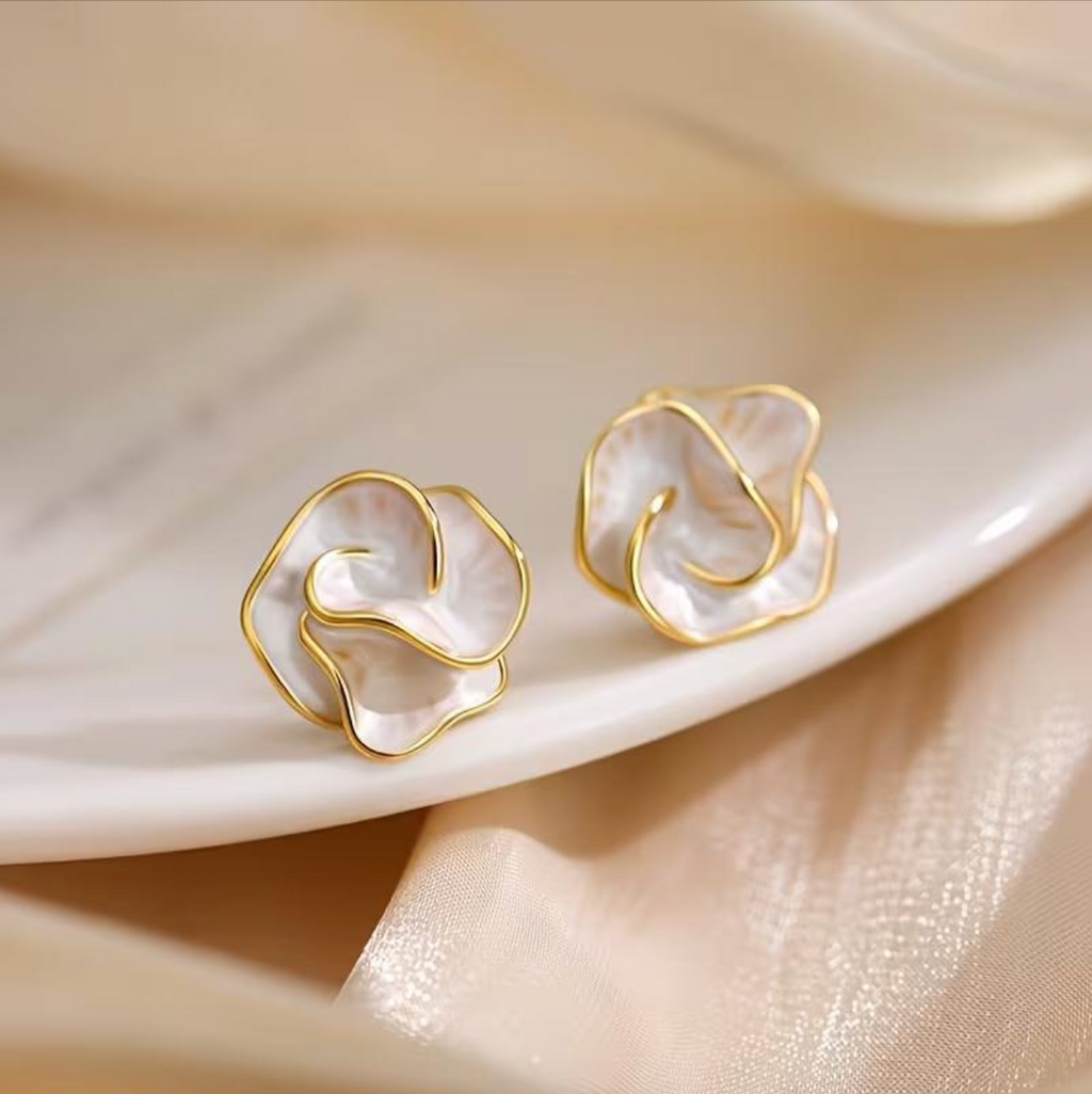 Elara - Women's Elegant Gold Pearl Stud Earrings