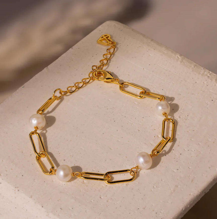 Leona - Women's Classic Gold Pearl Bracelet