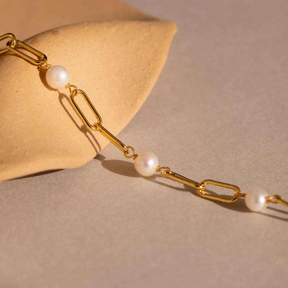 Leona - Women's Classic Gold Pearl Bracelet